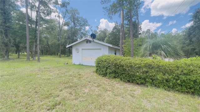 view of yard featuring an outbuilding and a garage