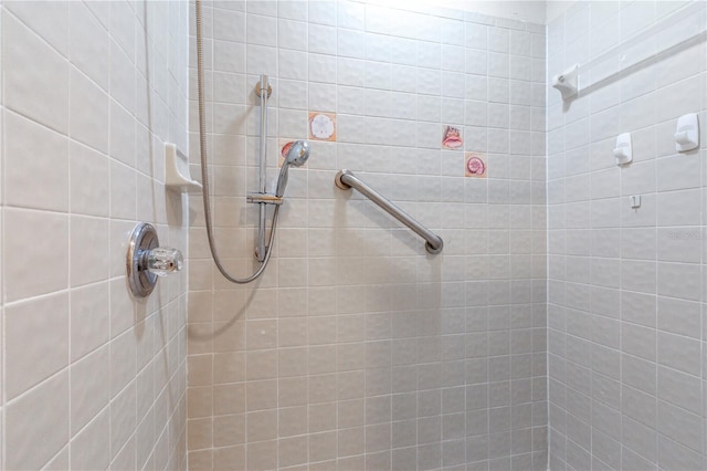 bathroom featuring tiled shower