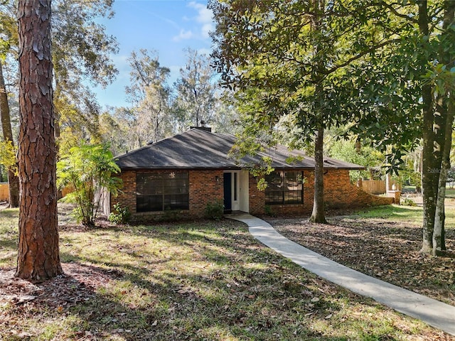 single story home with a front lawn