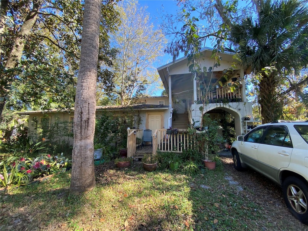 view of front of home featuring a balcony