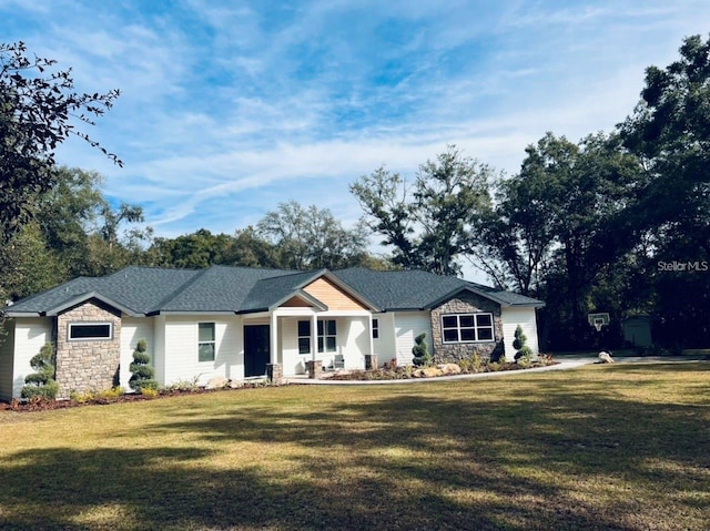 ranch-style home featuring a front lawn