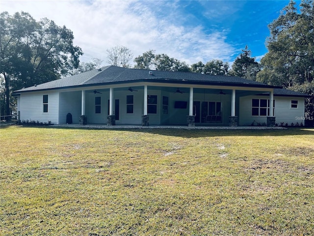 view of front facade featuring a front yard and ceiling fan