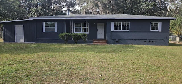 single story home featuring a front lawn