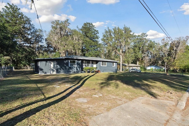 view of front of property featuring a front lawn