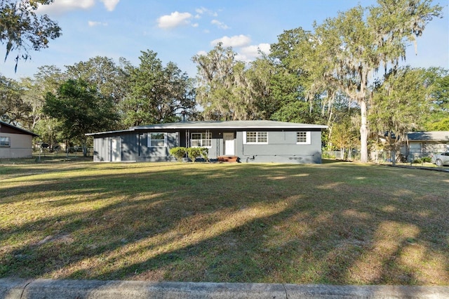 ranch-style house featuring a front yard