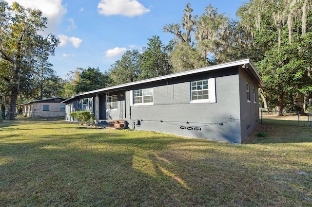 single story home featuring a front lawn