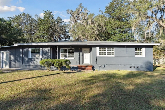 view of front facade with a front yard