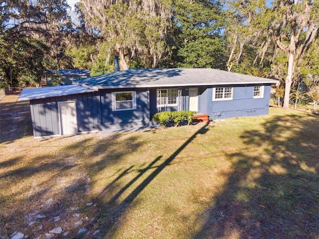 single story home featuring a front yard