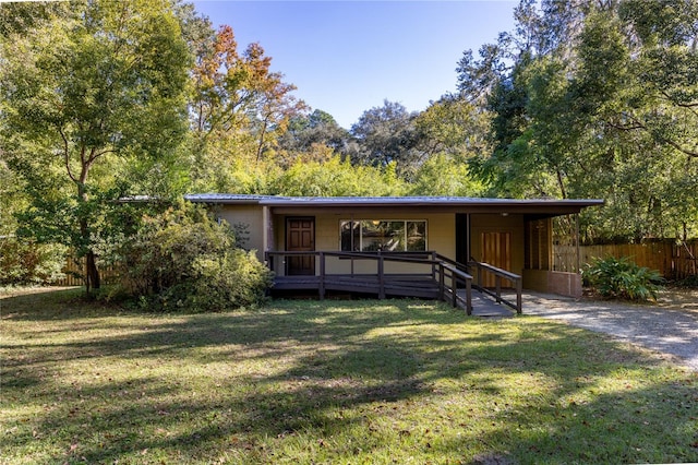 view of front of house featuring a front yard