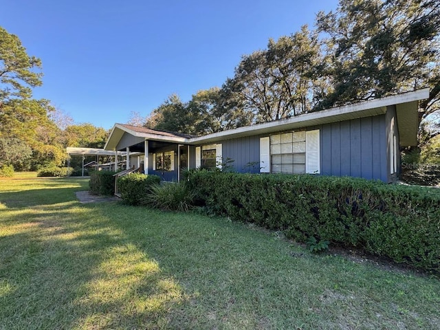 view of front of property featuring a front lawn