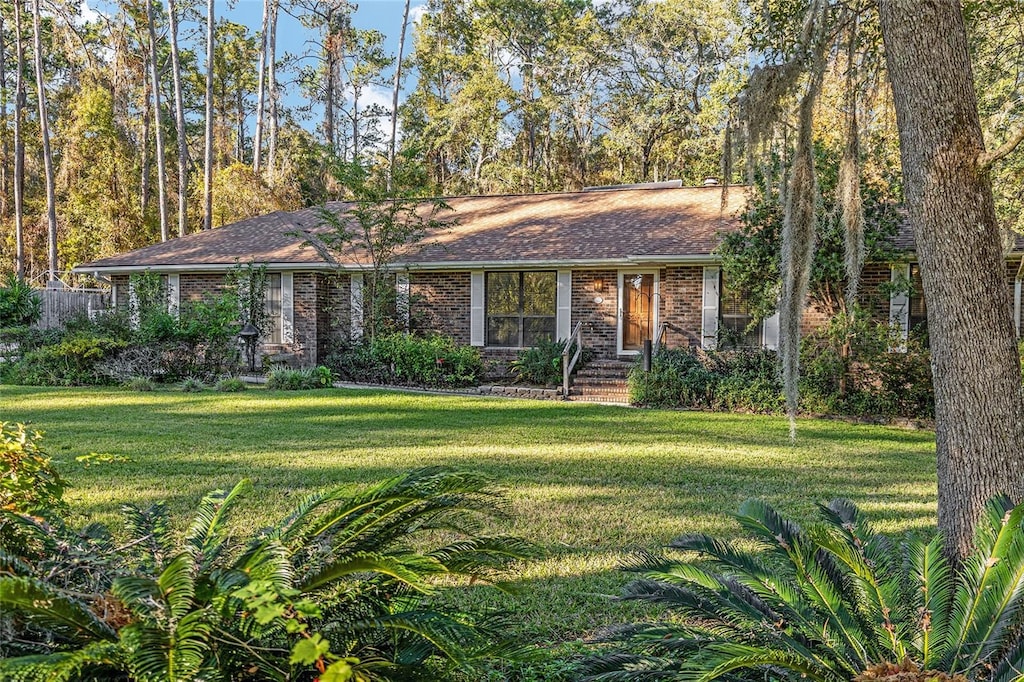 single story home with a front lawn