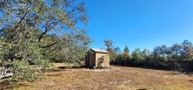 view of yard featuring a shed