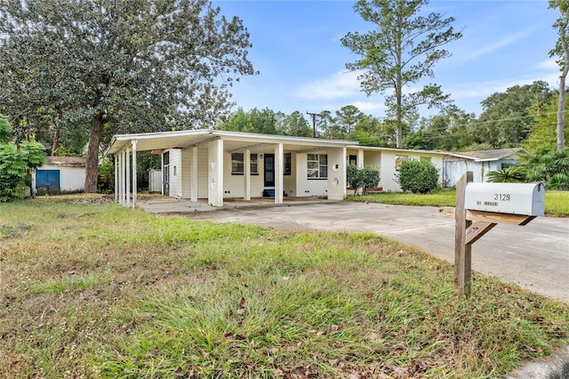 view of front facade featuring a carport