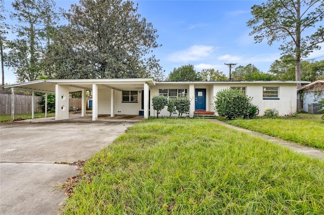 view of front facade featuring a carport and a front lawn