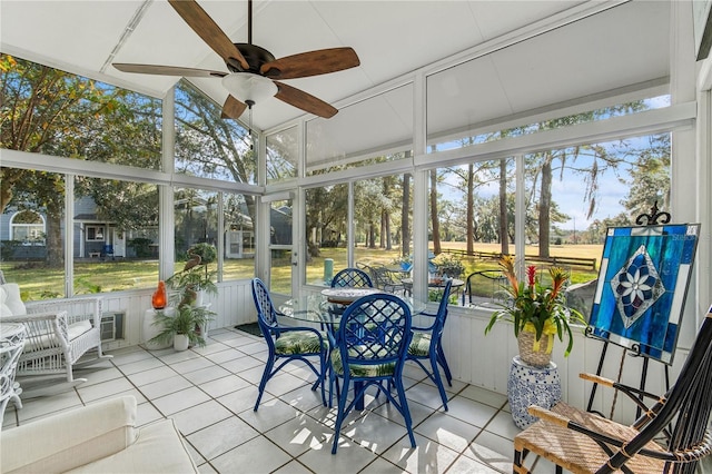 sunroom with ceiling fan