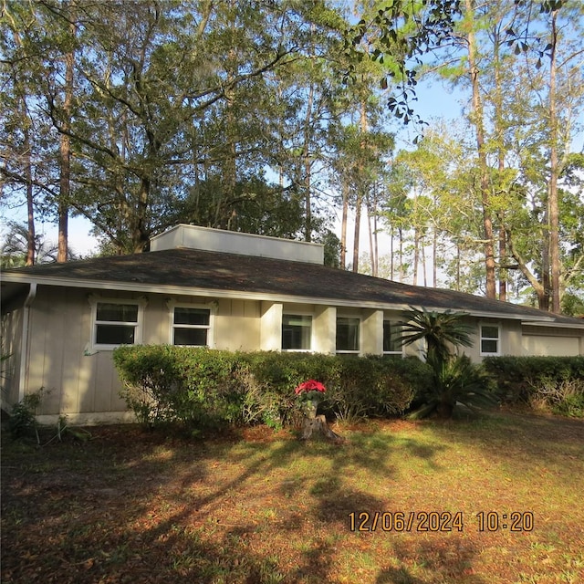 view of front of home with a front lawn