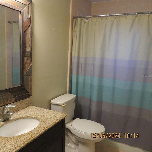 bathroom with a shower with curtain, vanity, and toilet