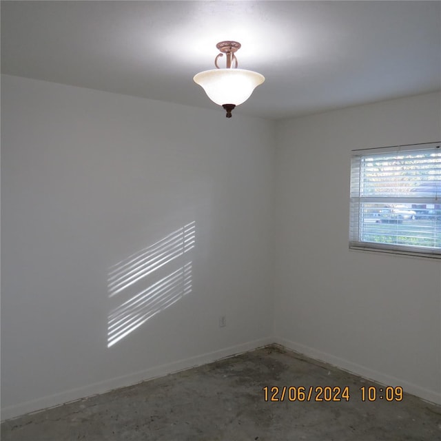 unfurnished room featuring concrete flooring