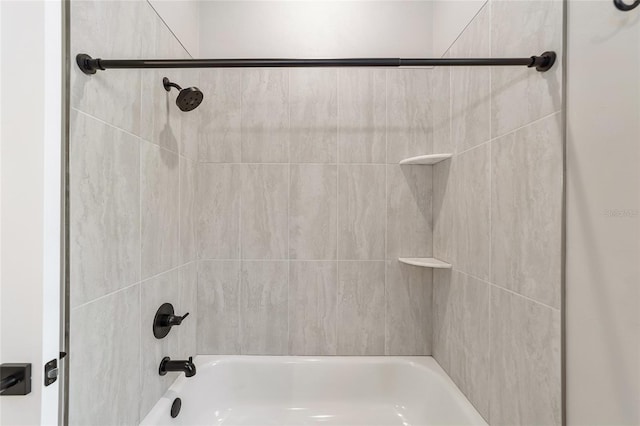 bathroom with tiled shower / bath combo