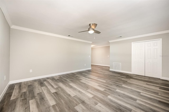 unfurnished room featuring ceiling fan, wood-type flooring, and ornamental molding