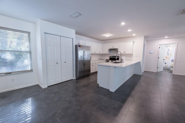 kitchen with kitchen peninsula, stainless steel appliances, white cabinetry, and a breakfast bar area