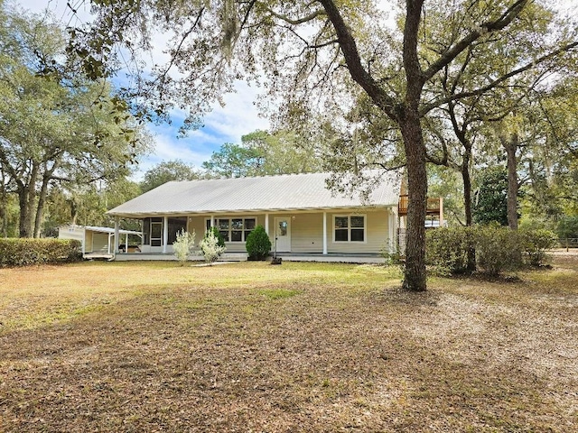 ranch-style home featuring a front lawn