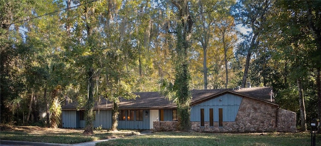 view of front facade with a front yard