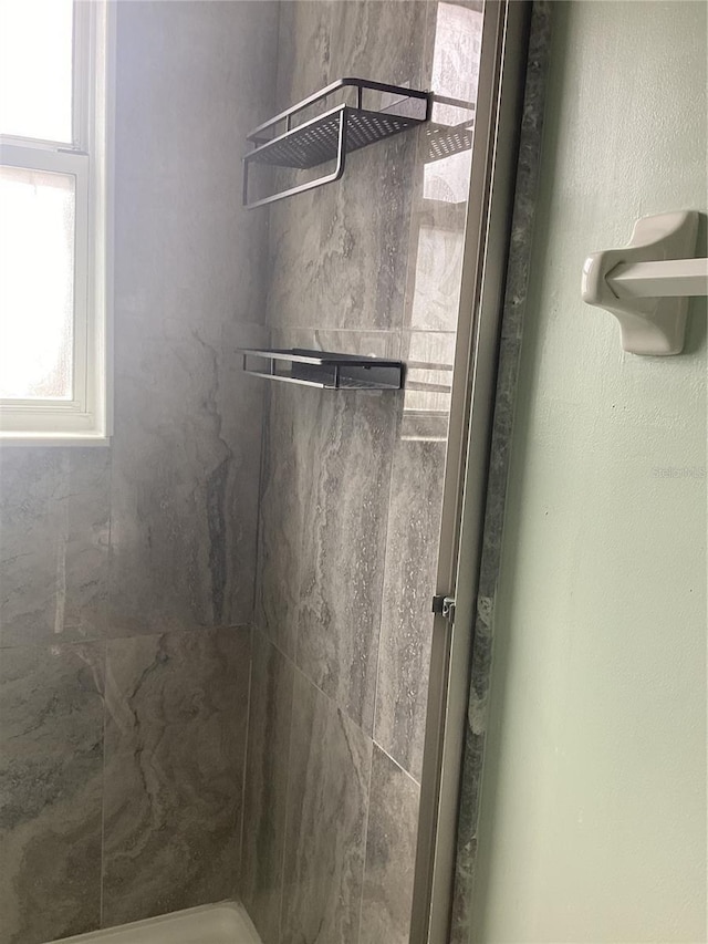 bathroom featuring a tile shower