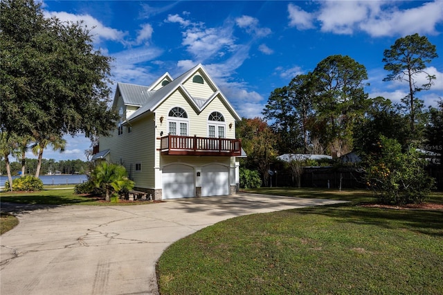 view of front of home featuring a front yard and a garage