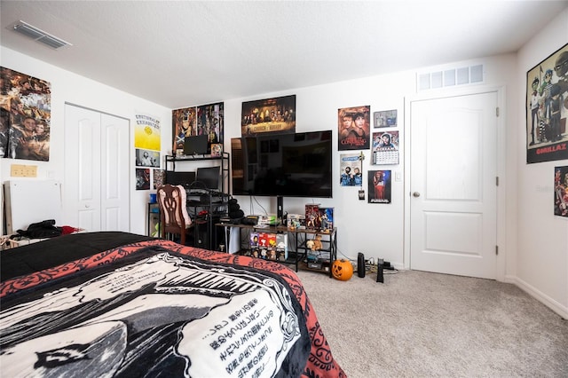 bedroom featuring carpet flooring, a textured ceiling, and a closet