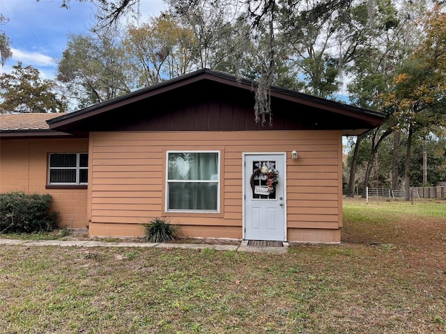 view of front of house featuring a front yard