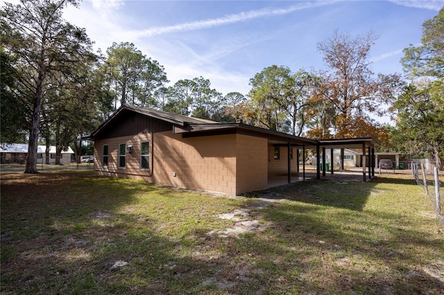 view of side of property featuring a lawn