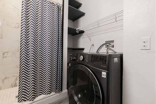 clothes washing area with washer / dryer and laundry area