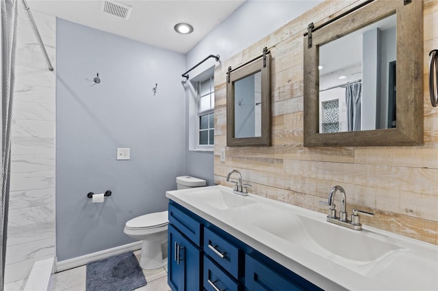 bathroom featuring a shower with curtain, vanity, and toilet