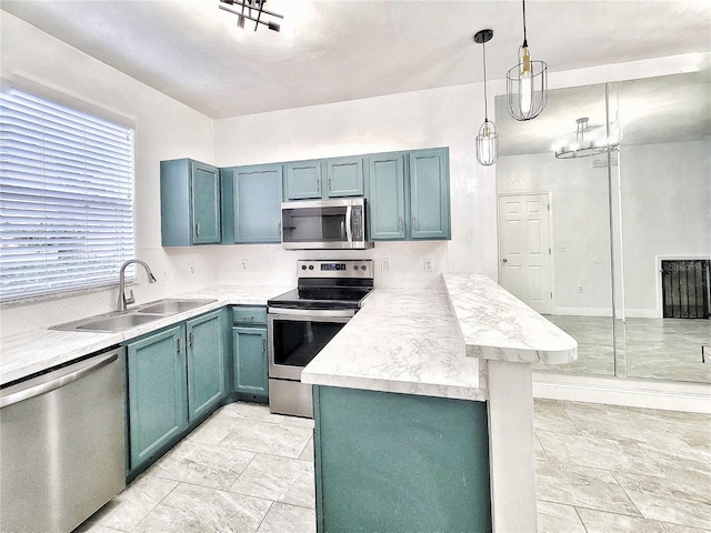 kitchen with sink, kitchen peninsula, decorative light fixtures, a breakfast bar, and appliances with stainless steel finishes