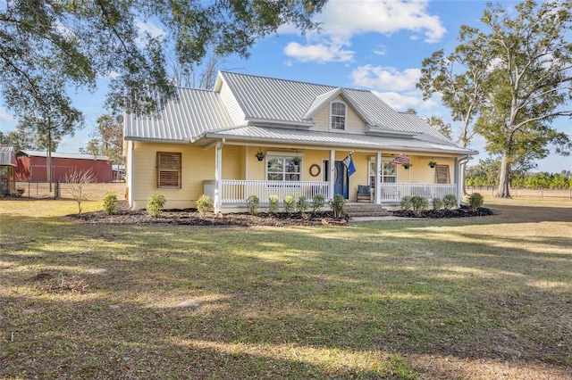 country-style home featuring a front lawn