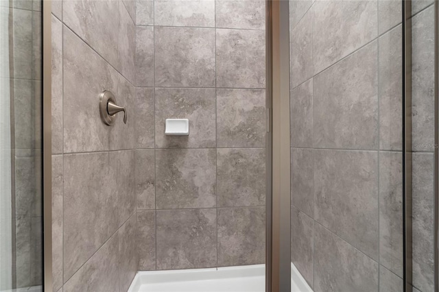 room details featuring a tile shower