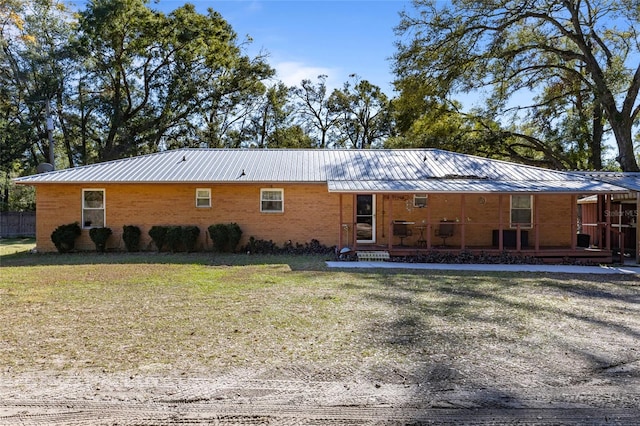 view of front of home featuring a front lawn