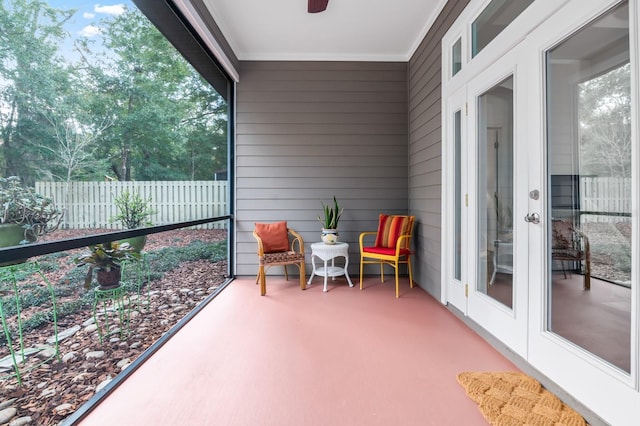 sunroom featuring ceiling fan