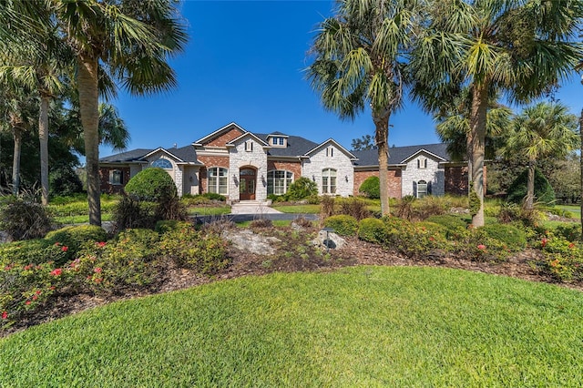 view of front of house featuring a front lawn