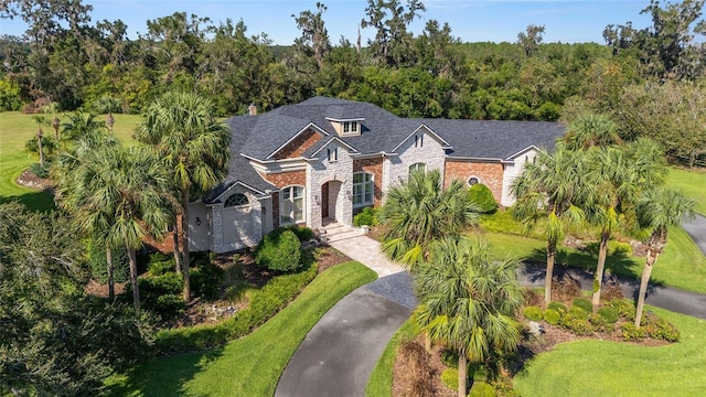 view of front of property featuring a front lawn