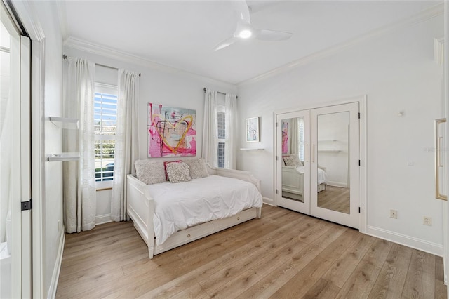 bedroom featuring light hardwood / wood-style floors, ceiling fan, and crown molding