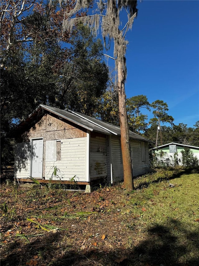 view of side of property featuring a lawn