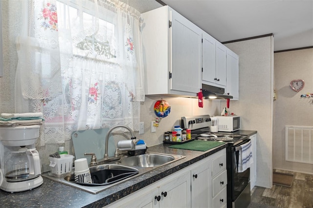 kitchen with tasteful backsplash, stainless steel electric range oven, dark wood-type flooring, sink, and white cabinetry