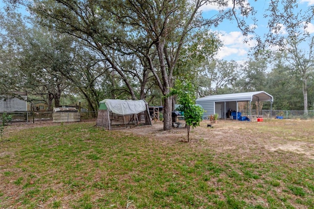 view of yard with an outdoor structure