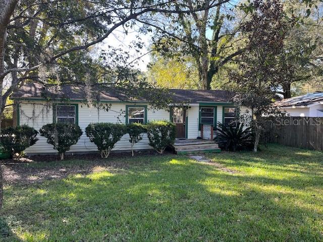 single story home featuring a front lawn