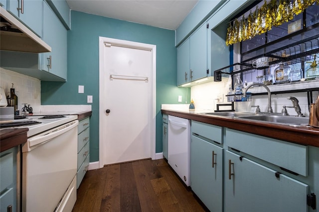 kitchen with white appliances, sink, dark hardwood / wood-style floors, blue cabinetry, and tasteful backsplash