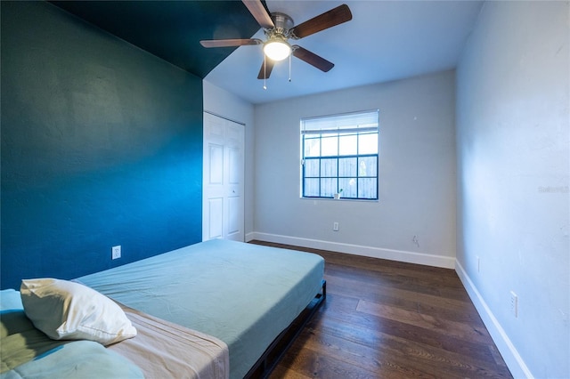 2116 SW 73rd St, Gainesville, FL 32607 - bedroom with dark wood-style floors, ceiling fan, and a closet