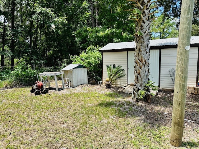 view of yard featuring a storage shed