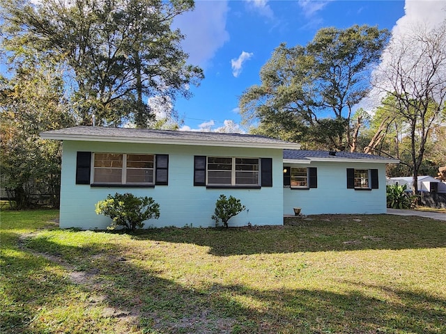 single story home featuring a front lawn